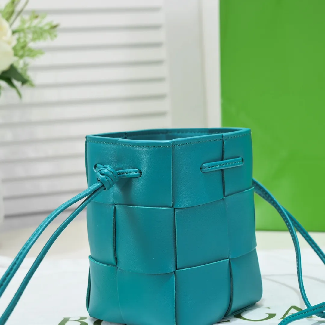 Small shining blue 🔻Bottega veneta* new woven small bucket bag latest series# The square bag shape is matched with classic woven elements, drawstring design, minimalism, and has a very large capacity. Every color is beautiful, it is simple and elegant but has a cool style. It can be used by both men and women, and the upper body is fashionable and classy! Style number: 6611# Large size: 14*9*9cm